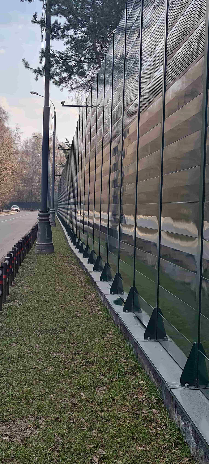 Шумозащитные экраны вдоль автотрассы в коттеджном поселке Николина Гора (Московская обл.)