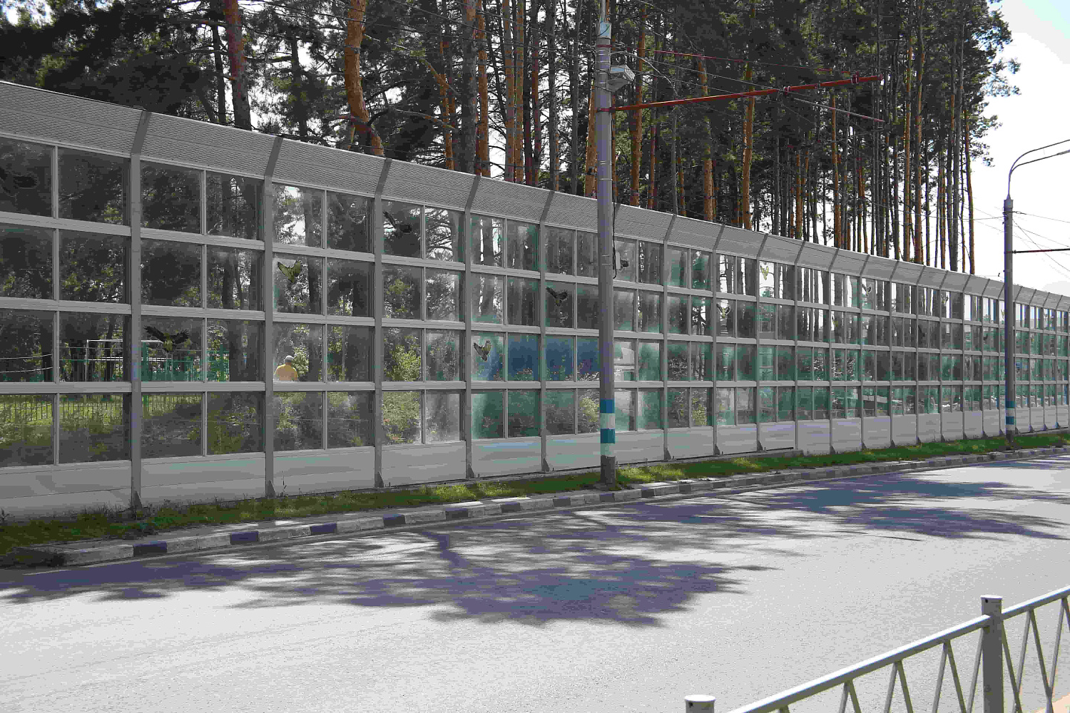 Шумозащитные экраны вдоль автотрассы в г. Ульяновске